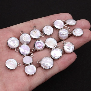 Colgante de perla de agua dulce redonda y plana con borde metálico plateado para DIY