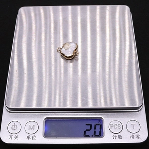 Cloud-shaped pearl pendant in gold plating on weighing scale showing 2.0g weight