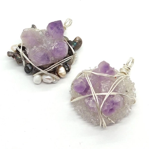 Handgefertigter Anhänger aus Amethyst-Druse und Süßwasserperlen mit Drahtwicklung