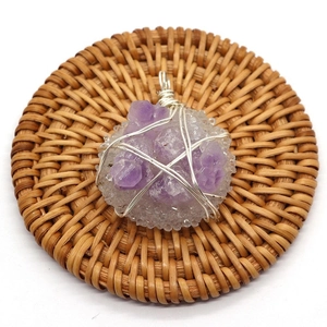 Natürlicher Amethyst und Bergkristall Anhänger mit handgefertigter Silberdrahtwicklung
