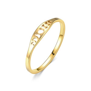 Anillo celestial minimalista dorado con diseño de fases lunares y sol sobre fondo blanco liso