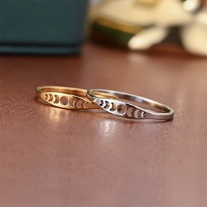 Anillos de acero inoxidable pulido con grabados celestiales de sol luna y estrellas