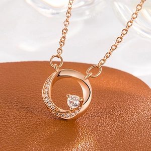 Roségoldene Mobius-Ring-Halskette mit Pavé-Diamanten und Stein auf Leder
