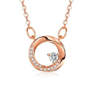Roségoldene Mobius-Ring-Halskette mit funkelndem Zirkon-Pavé an einer klassischen O-Kette