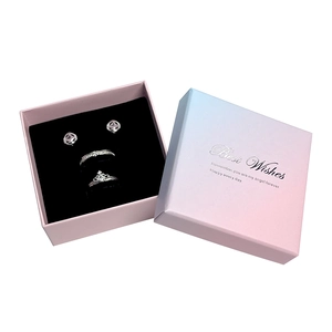Set regalo gioielli elegante con anello a corona e orecchini a lobo in argento lucido