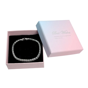 Dettaglio di un bracciale tennis argento con pietre quadrate in confezione regalo