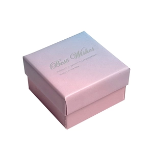 Boîte cadeau carrée haut de gamme avec dégradé rose-bleu et texte Best Wishes argenté