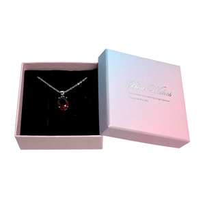 Collana d'argento con pendente di gemma rossa ovale in elegante scatola regalo sfumata