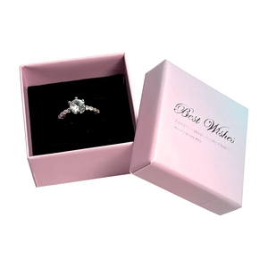Bague en argent avec gros diamant rond dans un coffret rose avec texte Best Wishes