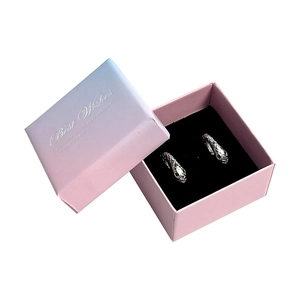 Boucles d'oreilles serpent en argent dans un coffret cadeau dégradé violet et noir