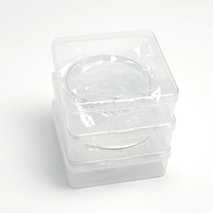Vue macro de boîtes de rangement carrées en plastique transparent pour bijoux