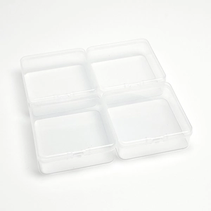 Lot de quatre boîtes à bijoux carrées en plastique transparent avec couvercles articulés