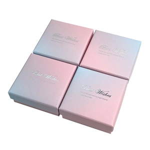 Set di quattro scatole regalo quadrate con sfumatura rosa e blu e scritte eleganti