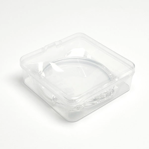 Bracelet jonc en argent minimaliste dans une boîte cadeau carrée transparente