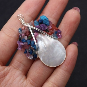 Handgemaakte druppelvormige schelphanger met gekleurde edelstenen voor DIY-sieraden