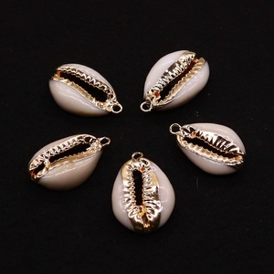 Macro detail van natuurlijke schelphangers met vergulde randen voor DIY sieraden maken