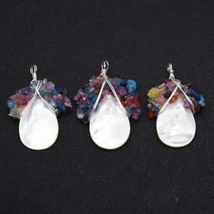 Waterdruppel schelp hangers met handgewikkelde kristalstenen in diverse kleuren