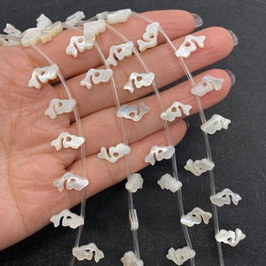 Natürliche weiße Perlmuttmuschelperlen in kleiner Fischform für DIY-Schmuckherstellung