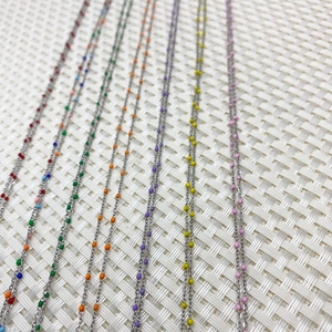 Dettaglio catena in acciaio inox argento con perline colorate per gioielli fai-da-te