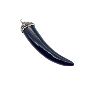 Polierter schwarzer Chili-Anhänger mit glitzerndem Kristallbesatz und silberner Schlaufe