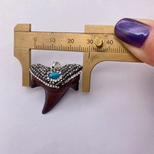 Misurazione del ciondolo a dente di squalo in resina marrone da 28mm con turchese