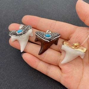 Tre pendenti a dente di squalo in resina e pietra con turchese e strass