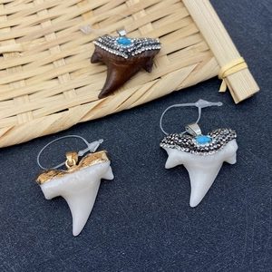 Ciondolo irregolare in resina e osso stile dente di squalo con dettagli in strass