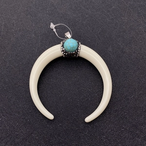 Weißer Horn-Halbmondanhänger mit blauem Türkisstein und glitzernden Strasssteinen