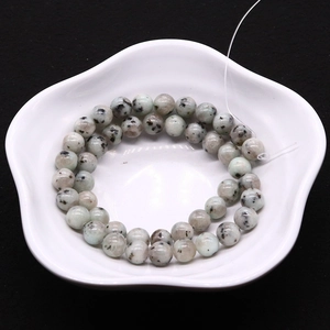 Perles rondes en pierre naturelle à pois verts pour bijoux DIY sur plat en porcelaine