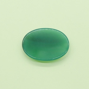 Primo piano del cabochon ovale in avventurina verde lucida con superficie liscia e brillante