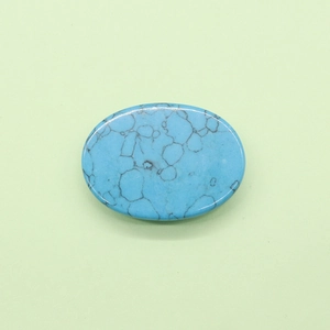 Dettaglio macro di pietra turchese ovale blu con venature nere naturali per gioielli