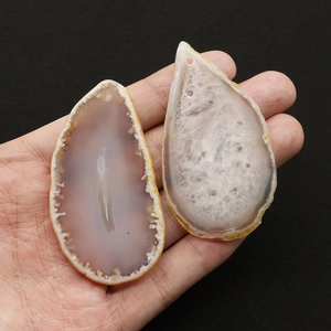 Vista dettagliata di fette di agata naturale con trame minerali uniche e fori praticati