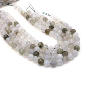 Primer plano de cuentas redondas de jade de hielo natural con manchas para bisutería