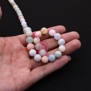 Gedetailleerde weergave van gekleurde ronde natuurstenen kralen voor DIY-sieraden