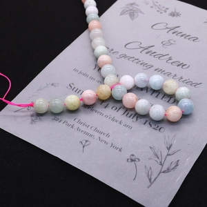 Close-up van gepolijste natuurstenen kralen in pastel blauw, roze en geel voor DIY sieraden
