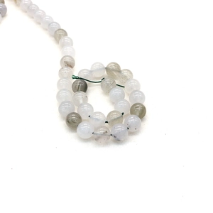 Primer plano detallado de cuentas de piedra natural marrón grisáceo para joyería DIY