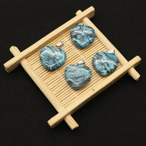 Dettaglio di ciondoli a cuore in agata crazy lace con motivi marmorei blu naturali