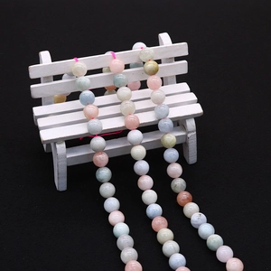 Detailopname van gemengde natuurstenen kralen in pastelkleuren voor DIY sieraden maken