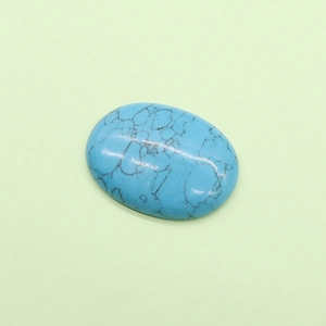 Cabochon in turchese ovale lucido con venature nere naturali e base piatta per gioielli