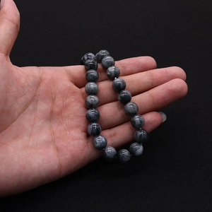 Primo piano di perle tonde in labradorite grigia che mostrano la lucentezza naturale