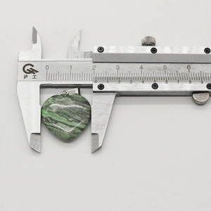 Misura del ciondolo a cuore in agata naturale da 20mm con chiusura in metallo argentato
