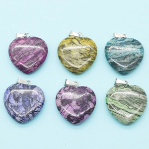 Set aus sechs bunten herzförmigen Natursteinanhängern mit silbernen Metallverschlüssen