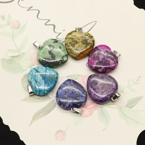 Set di 6 ciondoli a cuore in agata naturale in vari colori con ganci in metallo