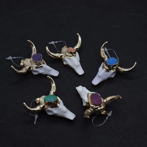 Détails de pendentifs en résine en forme de tête de taureau avec cristaux et cornes dorées
