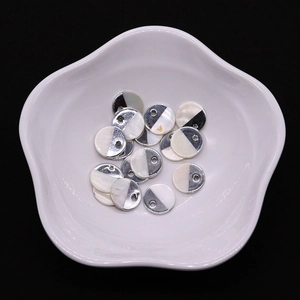 Vue macro de pendentifs ronds en nacre et métal argenté de 15mm pour bijoux DIY