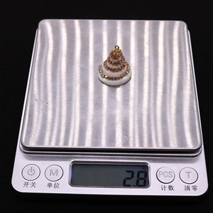 Digitale weegschaal toont 2,8g gewicht voor een schelphanger met gekleurde strassteentjes