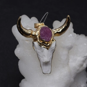 Pendentif crâne de taureau avec cornes dorées et cristal druzy violet pour la bijouterie