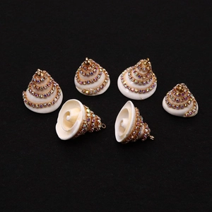 Natuurlijke schelphangers met kleurrijke strasstenen voor DIY sieraden maken
