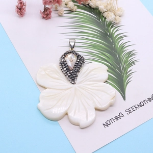 Elegante natuurlijke schelpen bloem hanger met kristallen oogje in formaat 50x57mm