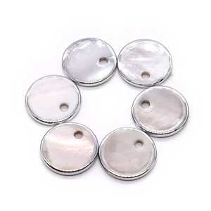 Lot de six pendentifs ronds de 15 mm en nacre naturelle avec bords plaqués argent et trous